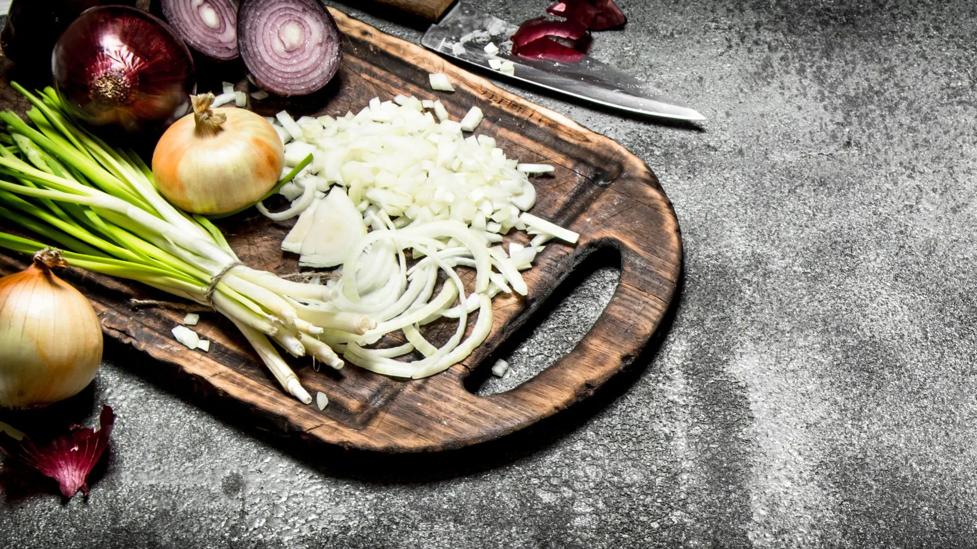 chopping board with onions